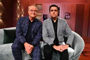 Oliver Welke (l.) und Bastian Pastewka auf der Couch im Studio ihrer Show "Welke & Pastewka - Wiedersehen macht Freude!".
