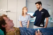 Karim (Nassim Avat, r.) lobt Kiki (Valerie Huber) f&uuml;r ihren Einsatz. Sie hat Patient Alex (Gregor Knop, l.) das Leben gerettet.