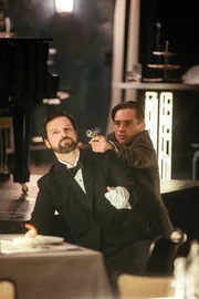 "Babylon Berlin", Folge 7+8. Folge 7: Charlotte vermittelt Greta eine Anstellung als Hausmädchen bei Regierungsrat Benda. Raths Apotheker wird unter Druck gesetzt, Gereon ein anderes Medikament zu geben. Charlotte ermittelt am Frachtbahnhof. Folge 8: Alfred Nyssen wird im Polizeipräsidium einvernommen; Swetlana besucht ihn im Gefängnis. Greta verbringt einen Tagesausflug mit Fritz. Gereons Strategie bezüglich Krajewski führt zum Club 'Moka Efti'. Im Bild (v.li.): Misel Maticevic (Der Armenier), Volker Bruch (Gereon Rath). "Babylon Berlin", Folge 7+8. Folge 7: Charlotte vermittelt Greta eine Anstellung als Hausmädchen bei Regierungsrat Benda. Raths Apotheker wird unter Druck gesetzt, Gereon ein anderes Medikament zu geben. Charlotte ermittelt am Frachtbahnhof. Folge 8: Alfred Nyssen wird im Polizeipräsidium einvernommen; Swetlana besucht ihn im Gefängnis. Greta verbringt einen Tagesausflug mit Fritz. Gereons Strategie bezüglich Krajewski führt zum Club 'Moka Efti'. Im Bild (v.li.): Misel Maticevic (Der Armenier), Volker Bruch (Gereon Rath).