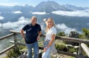 Hoch hinaus: Tamina Kallert (r) und Bj&ouml;rn Freitag auf dem Jennergipfel mit majest&auml;tischem Alpenpanorama.