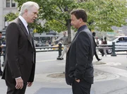 Dieser Fall stellt Mac (Gary Sinise, r.) und Chief Ted Carver (John Larroquette) vor ein R&auml;tsel. Wer verbirgt sich hinter einem skrupellosen Heckensch&uuml;tzen?