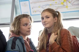 Evas (Sonja Holm) Fahrrad hat einen Platten, also muss sie ausnahmsweise mit der Tram in die Schule fahren. Als sie die gerade noch so erreicht, rumpelt sie darin mit Adam Adam (Olle Cardell) zusammen. Vor lauter Verlegenheit wissen die beiden &uuml;berhaupt nicht, was sie sagen sollen. Aber ihre Blicke sprechen B&auml;nde.