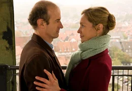 Rudolf (Johannes Herrschmann) und Karina (Katja Weitzenb&ouml;ck) halten gemeinsam die Zeit an.