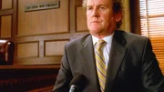 Richter Harold Gilbert (Colm Meaney) sitzt auf der Anklagebank. Hat er das Opfer wirklich umgebracht?