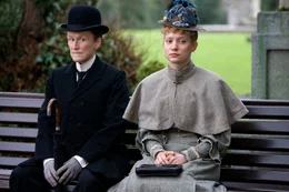 Sch&uuml;chtern umwirbt Albert Nobbs (Glenn Close, li.) die bereits vergebene Helen (Mia Wasikowska, re.).