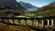 Die Fahrt &uuml;ber das Glenfinnan-Viaduct ist der H&ouml;hepunkt der Reise. Den Passagieren er&ouml;ffnet sich ein atemberaubender Blick &uuml;ber Berge und den Meersarm.