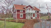 Von wegen &bdquo;Villa Kunterbunt&ldquo; &ndash; das Schwedendesign &uuml;berzeugt auch mit schlichter rot-wei&szlig;er Fassade.
