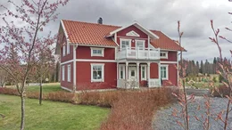 Von wegen &bdquo;Villa Kunterbunt&ldquo; &ndash; das Schwedendesign &uuml;berzeugt auch mit schlichter rot-wei&szlig;er Fassade.
