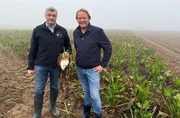 R&uuml;benbauer Bernhard Conzen (l.) geht mit Bj&ouml;rn Freitag (r.) auf das Feld und zeigt, wie Zuckerr&uuml;ben angebaut und geerntet werden.