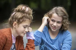 Eva (Sonja Holm) ist eine leidenschaftliche Fu&szlig;ballerin. Obwohl sie mit ihrer besten Freundin einen Anti-Jungs-Pakt geschlossen hat, gibt sie Adam (Olle Cardell) Nachhilfe in Fu&szlig;ball. Beim gemeinsamen H&ouml;ren von Adams Lieblingsmusik finden sie eine weitere Gemeinsamkeit.