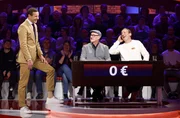 Moderator Kai Pflaume (l.) mit Rateteam-Kapit&auml;n Wotan Wilke M&ouml;hring (r.) und dem Komiker, Bodo Bach (Robert Treutel, M.).