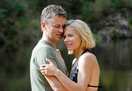 rbb Fernsehen SCHWARZWALDLIEBE, Deutschland 2009, Regie Uwe Wilhelm, am Montag (24.05.10) um 15:25 Uhr. An Karls (Timothy Peach) Seite findet die coole Anw&auml;ltin Elisabeth von Holbach (Claudine Wilde) eine menschliche W&auml;rme, die sie ihr Leben lang vermisst hatte.