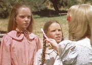 Mary (Melissa Sue Anderson, l.) und Laura (Melissa Gilbert, M.) k&ouml;nnen Nellies Angeberei nicht mehr ertragen.