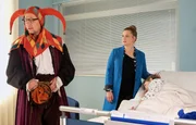 Michael Pawletko (Thomas Bading, li.) hat f&uuml;r seinen Enkel Fabian (Benedikt Jenke, re.) einen Ritter-Kindergeburtstag veranstaltet. Fabian hatte etwas verschluckt und liegt nun in der Sachsenklinik. Als Fabians Mutter Regina (Anna K&ouml;nig, mi.) in die Klinik kommt, ist sie sauer auf ihren Vater.