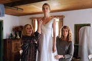 Bernadette (Chiara Schoras, re.) bereitet mit ihrer Mutter Katharina (Olivia Pascal, li.) die Hochzeit ihrer kleinen Schwester Lissy (Henrike von Kuick) vor.