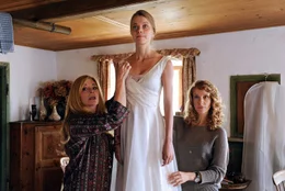 Bernadette (Chiara Schoras, re.) bereitet mit ihrer Mutter Katharina (Olivia Pascal, li.) die Hochzeit ihrer kleinen Schwester Lissy (Henrike von Kuick) vor.