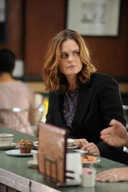 Aus aktuellem Anlass diskutiert Brennan (Emily Deschanel) mit Booth über illegalen Organhandel, den sie aus unterschiedlichen Blickwinkeln beurteilen. Aus aktuellem Anlass diskutiert Brennan (Emily Deschanel) mit Booth über illegalen Organhandel, den sie aus unterschiedlichen Blickwinkeln beurteilen.