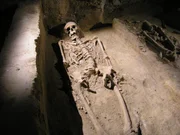 PHOENIX MIT SCHWERT UND KREUZ, "Karl der Gro&szlig;e und die Sachsenmission", am Samstag (06.04.13) um 21:00 Uhr. Bei Ausgrabungen 2006 gefunden: das Skelett von Paderborn.