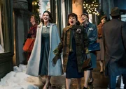 L-R: Miriam 'Midge' Maisel (Rachel Brosnahan), Vivian (Lilli Stein), Mary (Erin Darke)