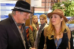 Bernadette (Chiara Schoras, 2. v. re.) und ihre Schwester Lissy (Henrike von Kuick, 2. v. li.) beobachten neugierig, wie sich ihre Eltern Katharina (Olivia Pascal) und Valentin (Konstantin Wecker) wieder ann&auml;hern.