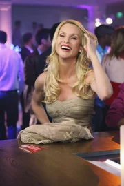 Da Dave m&ouml;chte, dass Edies Urne zu Traver gebracht wird, treten Lynette, Bree, Gabrielle, Susan und Mrs. McCluskey eine vierst&uuml;ndige Fahrt an. W&auml;hrenddessen erinnert sich jede von ihnen an ein Ereignis, bei dem Edie (Nicolette Sheridan) f&uuml;r sie eine wichtige Rolle gespielt hat.