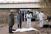 Tamara Meurer (Anja Pahl, l.) und Pauline Hobrecht (Agnes Decker, 2.v.l.) treffen am Tatort ein. Dort finden sie die Leiche einer Jugendlichen (Komparsin). SpuSi Thomas Brander (Yung Ngo, 3.v.r.) kann die Todesursache noch nicht feststellen. Auch die Identit&auml;t der Toten ist unklar &ndash; sie hatte keinen Ausweis bei sich.