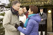 Dr. Roland Heilmann (Thomas R&uuml;hmann, vorn links) &uuml;berrascht seine Frau Pia (Hendrikje Fitz, vorn rechts) mit einem Besuch in einer alten H&ouml;hle. Der Ort hat eine besondere Bedeutung f&uuml;r die beiden. Sie waren fr&uuml;her schon einmal dort, nachdem sie sich kennengelernt hatten. Dort lernen sie Valerie Hoppe (Eva Habermann) und ihren Freund Uwe Fink (S&ouml;nke M&ouml;hring) kennen. Auch Uwe hat eine &Uuml;berraschung f&uuml;r seine Freundin Valerie geplant.