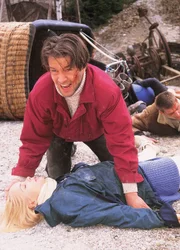 Der Hei&szlig;luftballon ist abgest&uuml;rzt. Rudi (Bj&ouml;rn Kegel Casapietra) hatte Gl&uuml;ck, seine Freundin Angie (Sylvia Leifheit) nicht ...