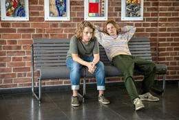 Adams neue Klassenlehrerin ist &uuml;ber Alexanders Skateboard gest&uuml;rzt. Die beiden Freunde m&uuml;ssen beim Schuldirektor antreten, um sich eine Strafpredigt anzuh&ouml;ren. Alexander (Lukas Wetterberg, re.), der sich vor Adam (Olle Cardell) als ADHSler outet und deswegen schon oft beim Rektor war, r&auml;t ihm: &bdquo;Immer nur nicken und brav &bdquo;Ja&ldquo; sagen!&ldquo;