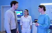 Dr. Maria Weber (Annett Renneberg, re.) und Oberschwester Arzu (Arzu Bazman, mi.) m&uuml;ssen Jonas Holzer (Stefan Murr, li.) sagen, dass seine Frau nach der Geburt ihrer Drillinge eine Fruchtwasserembolie hat. Trotz intensivmedizinischer Ma&szlig;nahmen ist die Prognose schlecht.