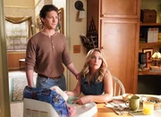 Georgie Cooper (Montana Jordan, l.); Mandy MacAllister (Emily Osment, r.)