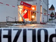 Die totale Zerstörung durch Sprengstoff: Außenaufnahme eines Geldautomaten nach der Tat. Die totale Zerstörung durch Sprengstoff: Außenaufnahme eines Geldautomaten nach der Tat.