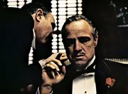 Der Pate Don Vito Corleone (Marlon Brando, r.) liebt seinen Ziehsohn und loyalen Anwalt Tom Hagen (Robert Duvall. l.) und vertraut seinem Urteil.