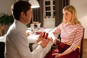 Jochen Kauth (Arnd Klawitter, l.) macht Sophie Haas (Caroline Peters, r.) bei einem romantischen Abendessen einen Heiratsantrag. Jochen Kauth (Arnd Klawitter, l.) macht Sophie Haas (Caroline Peters, r.) bei einem romantischen Abendessen einen Heiratsantrag.