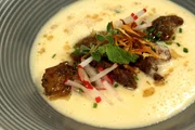 Meerrettichsuppe mit gebratener H&uuml;hnerleber.