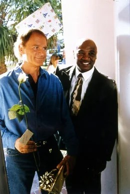 Bill Skims (Terence Hill), Mike (Marvin Hagler, r.)  +++ Die Verwendung des sendungsbezogenen Materials ist nur mit dem Hinweis und Verlinkung auf RTL+ gestattet. +++