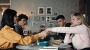 Momo Kaval (Xidir &ndash; Alian Koder, 2. v. re.) m&ouml;chte seiner Mutter (Jasmin Tabatabai, li.), seiner Freundin (Lulu Hacke, re.) und seinem Bruder (Shadi Eck) etwas bieten.