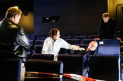 Dr. Caroline Fuchs (Susu Padotzke, 2.v.l.) untersucht die Leiche von Josef Blümel (Komparse), einem Hobbysammler von kostbaren Filmutensilien. Der Kinobesitzer Frank Henke (Michael Tregor, r.) und Hubert (Christian Tramitz, l.) sind gespannt auf ihre erste Einschätzung, wie Blümel zu Tode kam. Dr. Caroline Fuchs (Susu Padotzke, 2.v.l.) untersucht die Leiche von Josef Blümel (Komparse), einem Hobbysammler von kostbaren Filmutensilien. Der Kinobesitzer Frank Henke (Michael Tregor, r.) und Hubert (Christian Tramitz, l.) sind gespannt auf ihre erste Einschätzung, wie Blümel zu Tode kam.