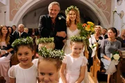Der stolze Brautvater: Valentin (Konstantin Wecker) f&uuml;hrt seine Tochter Bernadette (Chiara Schoras) zum Altar.