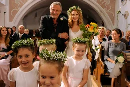 Der stolze Brautvater: Valentin (Konstantin Wecker) f&uuml;hrt seine Tochter Bernadette (Chiara Schoras) zum Altar.