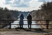 Auf der Br&uuml;cke, von der das Opfer wom&ouml;glich gest&uuml;rzt ist, finden die Ermittlerinnen Tamara Meurer (Anja Pahl) und Pauline Hobrecht (Agnes Decker) einige Luftballons und zerbrochene Bierflaschen.