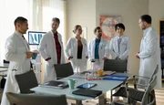 Dr. Kai Hoffmann (Julian Weigend, re.) stellt den neuen PJlern ihren Ausbilder Dr. Kaminski (Udo Schenk, li.) vor. von 2.v.li.: Florian Klein (Aaron Koszuta); Toni Fischer (Sophie Charlotte Schr&ouml;der); Aljoscha Ewert (Kristian Frach); Chen Mi Lan (Yun Huang)