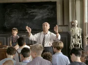 Clement Mathieu (Gerard Jugnot, hinen re.) hat die Rasselbande dazu gebracht, zu singen. Nur der kleine Pepinot (Maxence Perrien, hinten li.) kann den Ton nicht halten und muss daher das Metronom beaufsichtigen. Weiteres Bildmaterial finden Sie unter www.br-foto.de.