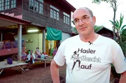Gerhard Hund besucht seine neue thail&auml;ndische Gro&szlig;familie.