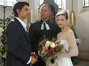 Der Pfarrer (Alexander Duda, M.) ist &uuml;berrascht, als Nina (Suzan Anbeh) Niklas (Gregor T&ouml;rzs) das Ja-Wort verweigert.