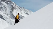 Ein buddhistischer M&ouml;nch geht auf eine Meditationsh&ouml;hle zu, Spiti-Tal, Indien