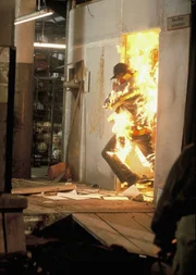 Beim eiligen Verbrennen von Unterlagen kommt es zu einer Explosion, wodurch die Kleidung von Dirk Jamas Feuer fängt. Beim eiligen Verbrennen von Unterlagen kommt es zu einer Explosion, wodurch die Kleidung von Dirk Jamas Feuer fängt.