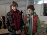 Elias (Albert Wey, li.) und Tommy (Lucas Leppert, re.) m&uuml;ssen beide einen Vortrag ausarbeiten.