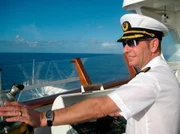 hr-fernsehen VERR&Uuml;CKT NACH MEER Folge 1, Leinen los in Amsterdam, Eine zwanzigteilige Doku-Soap. Kapit&auml;n Morten Hansen auf der Nock.