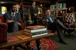 Sie befragen die Familie des Toten: die Polizisten Elliot (Lakeith Stanfield, li.), Wagner (Noah Segan, Mitte) und Privatdetektiv Blanc (Daniel Craig, re.).